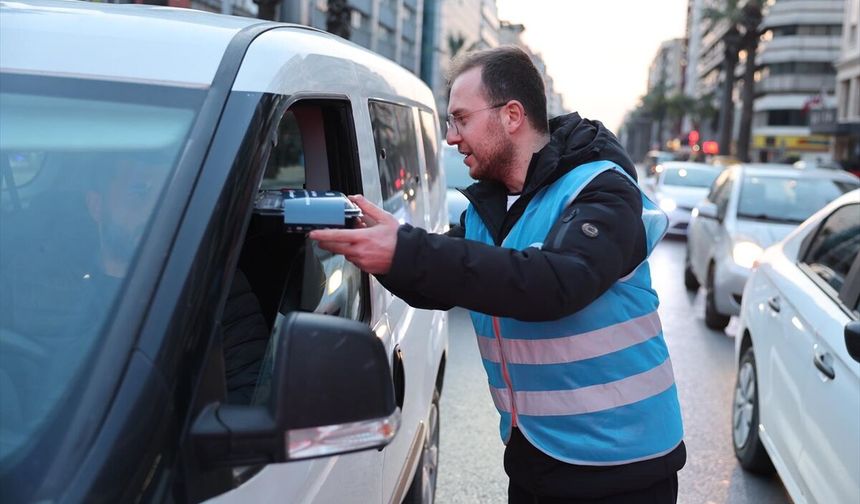 İzmir'de 'İftara 5 Kala' programı kapsamında vatandaşlara kumanya dağıtıldı