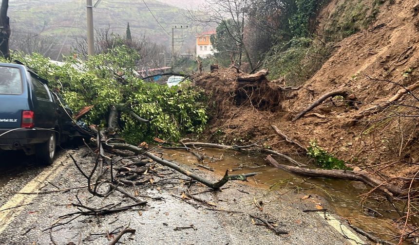 İzmir'de park halindeki otomobil heyelanda toprak altında kaldı