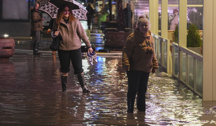 İzmir'de sağanak nedeniyle iş yerleri ve yollar su altında kaldı