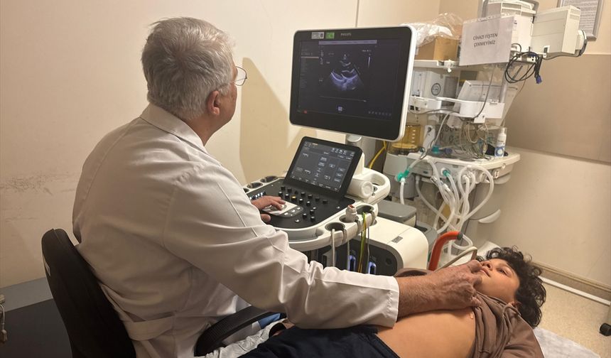 Kalp ameliyatı geçiren Bilal, sahalara dönüş müjdesini doktoruyla futbol oynayarak kutladı