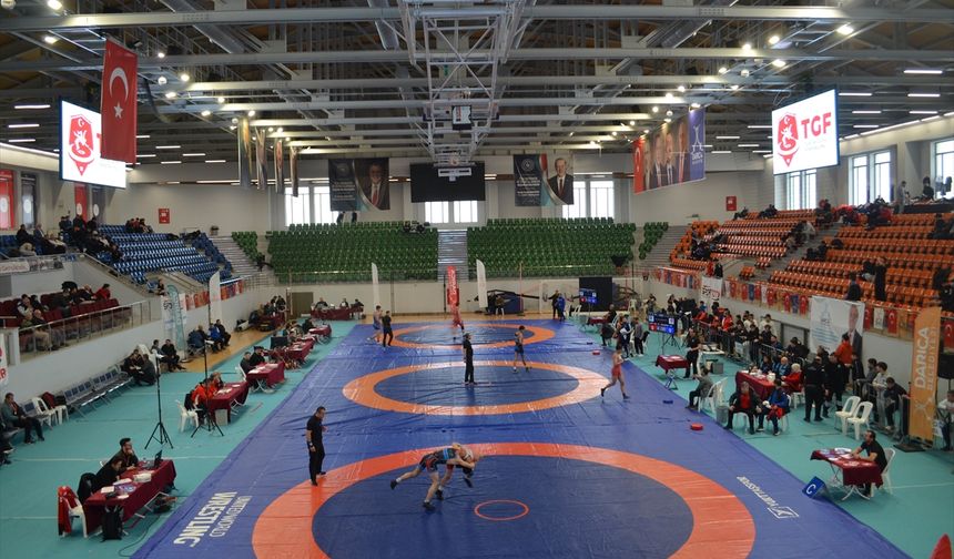 Kocaeli'de 17 Yaş Altı Türkiye Güreş Şampiyonası başladı