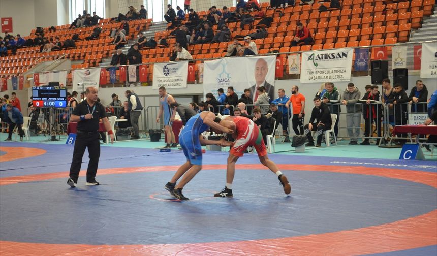Kocaeli'de 17 Yaş Altı Türkiye Güreş Şampiyonası sürüyor