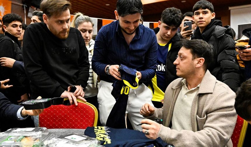 Mesut Özil, Avcılar'daki iftar programında gençlerle buluştu