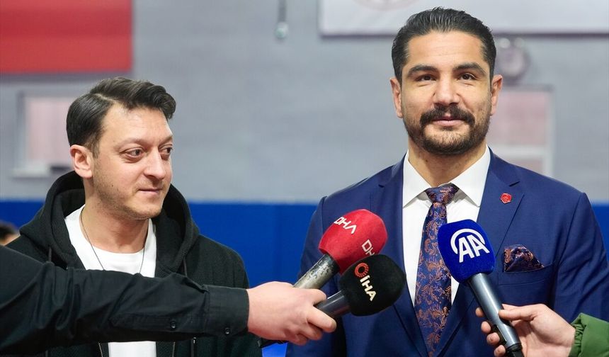 Mesut Özil, güreş milli takımı kampını ziyaret etti