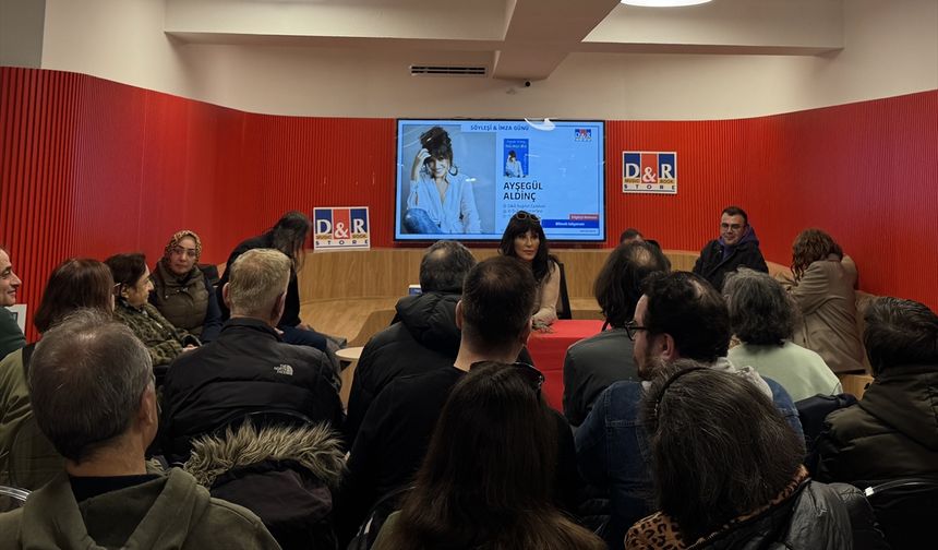 Sanatçı Ayşegül Aldinç, imza etkinliğinde okurlarıyla bir araya geldi