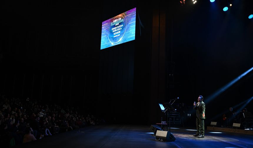 Sanatçılar Ender Doğan ve Fatih Koca, 'Külliye'de Ramazan' etkinliklerinde konser verdi