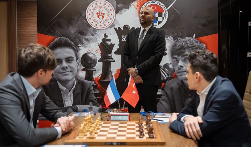 Satranç oyuncuları Ediz Gürel ile Van Foreest arasındaki özel maç başladı