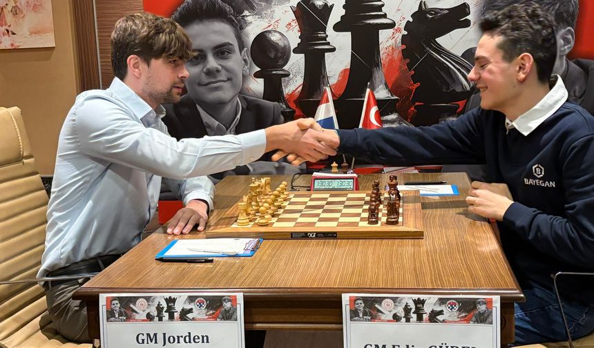 Satranç oyuncuları Ediz Gürel ile Van Foreest arasındaki özel maçta beşinci oyun bitti