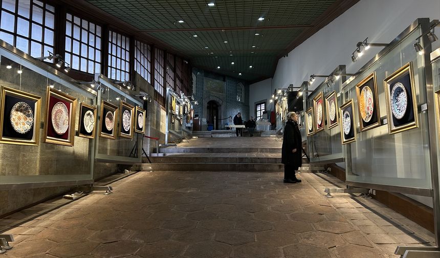 Songül Acer'in 'Aynı Sırda Buluşanlar' sergisi, Yeni Camii Hünkar Kasrı'nda açıldı