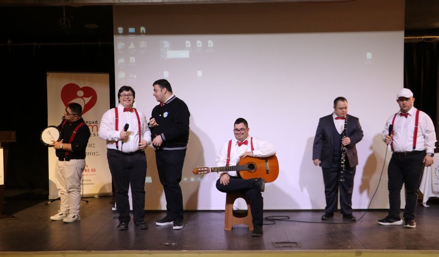 Tekirdağ'da özel bireyler sahne performansıyla farkındalık oluşturuyor