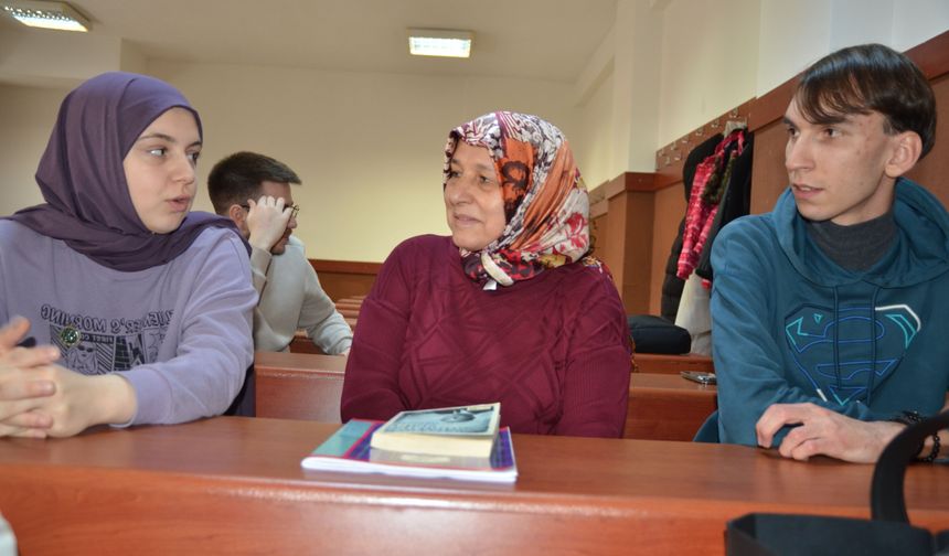 Üniversite öğrencisi 58 yaşındaki kadın azmiyle çevresindekilere örnek oluyor