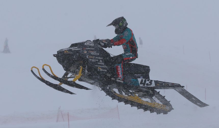 'Yeşilay Dünya Kar Motosikleti Şampiyonası'nın Türkiye etabı Rize'de yapıldı