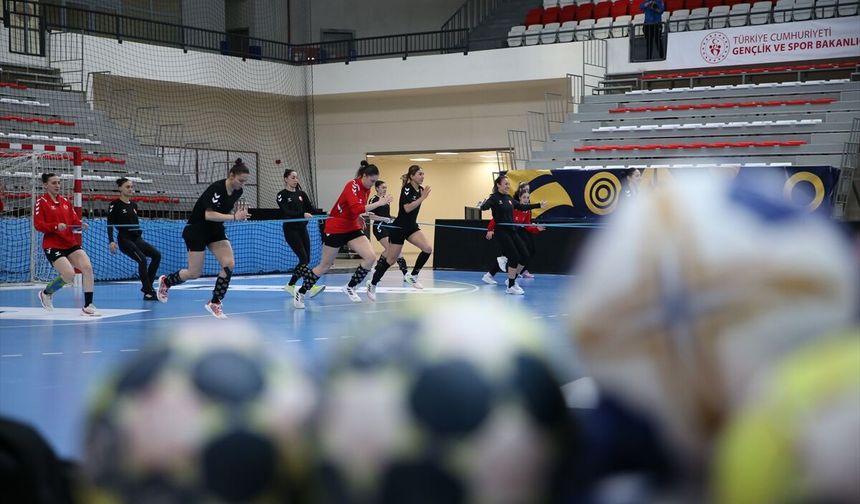 A Milli Kadın Hentbol Takımı, Çekya maçı hazırlıklarını Kastamonu'da sürdürdü