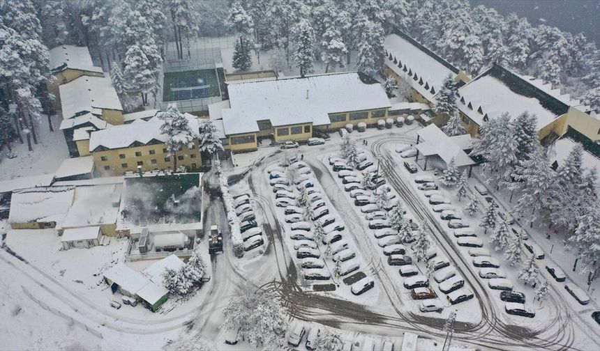 Abant ve Gölcük'te martta yağan kar tatilcileri sevindirdi