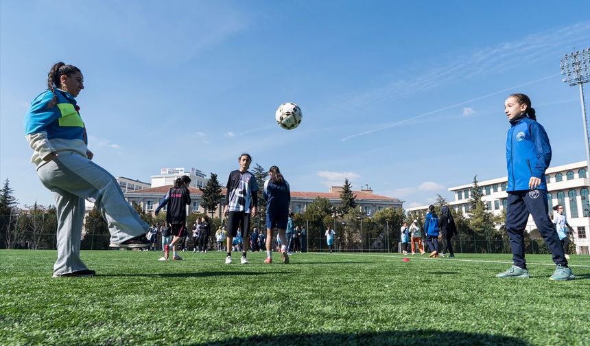 Anneler ve kızları 8 Mart'ta futbol sahasında