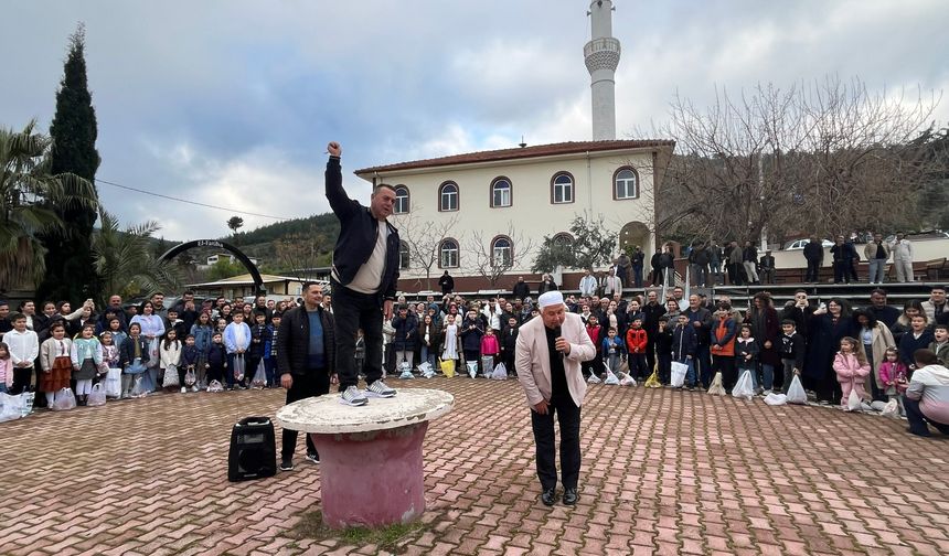 Antalya'da çocuklara bayram şekeri dağıtma geleneği sürdürüldü