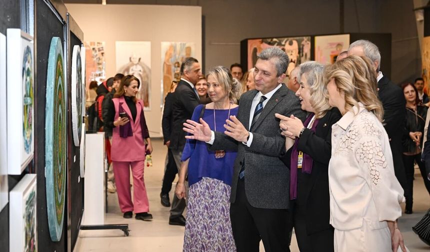 Antalya'da kadın sanatçıların eserlerinden oluşan 'Cross' sergisi açıldı