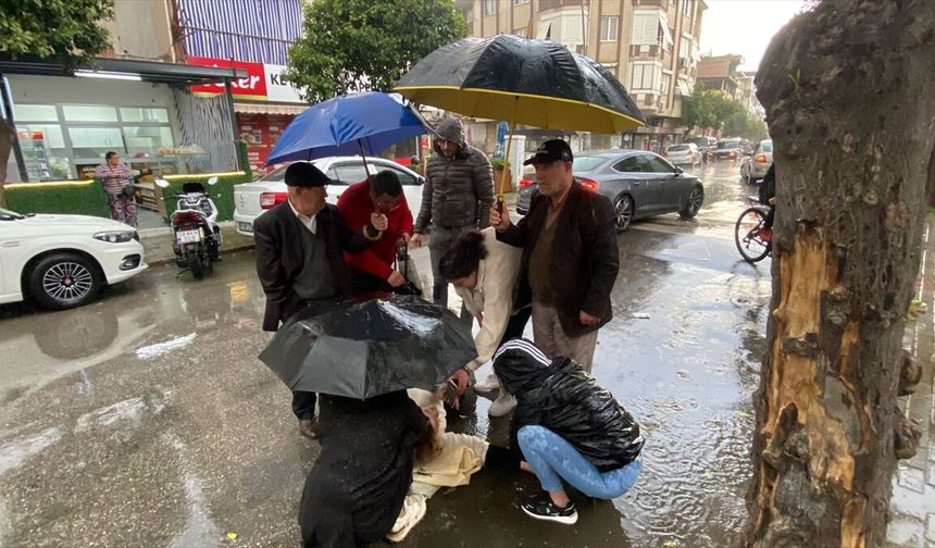 Aydın'da kazada yaralanan motosikletli kadına vatandaşlardan 'insanlık' şemsiyesi