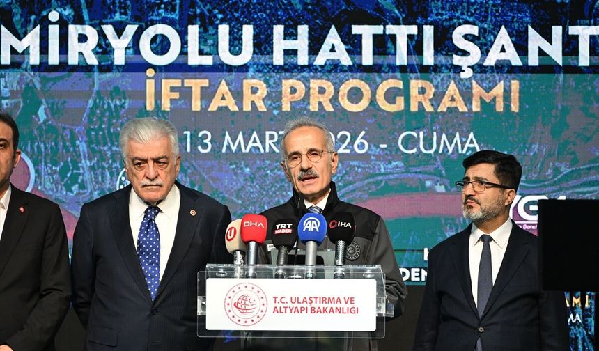 Bakan Uraloğlu Halkalı-Ispartakule Demiryolu Hattı şantiyesinde çalışanlarla iftar yaptı:
