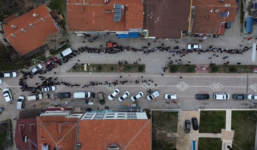 Bilecik'te iki asırlık 'şeker dağıtma' geleneğiyle büyükler çocukların yüzünü güldürüyor