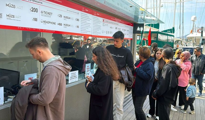 Bodrum'da tatilciler bayramın ilk gününde tarihi mekanlara yoğun ilgi gösterdi