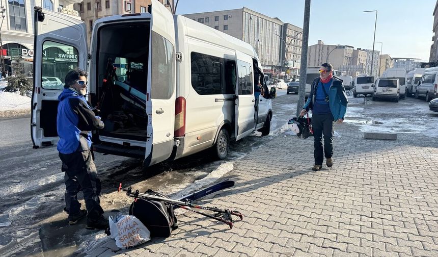 Çekya ve İsviçre'den gelen dağcılar Hakkari'de dağ kayağı yaptı