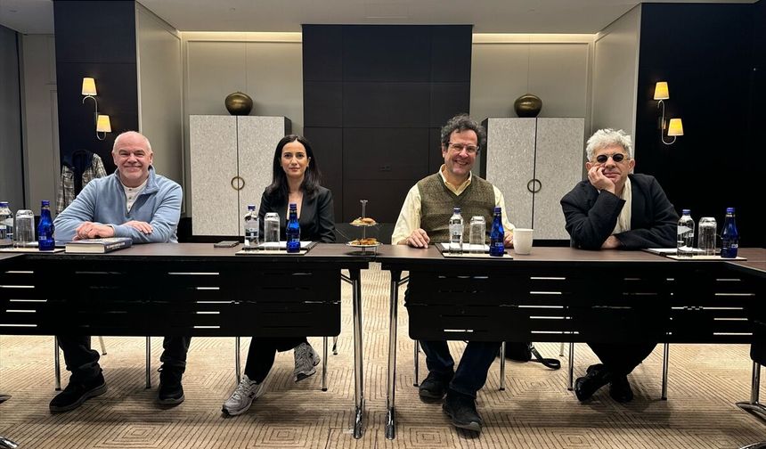 'Devlerin Savaşı' iki orkestra şefinin rekabetini tiyatro sahnesine taşıyor