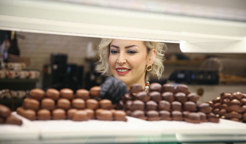 Devlet desteğiyle kurduğu imalathanede hemcinsleriyle çikolata üretiyor