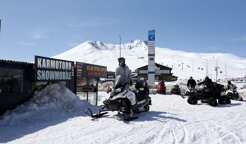 Erciyes'i kar motorlarıyla keşfediyorlar