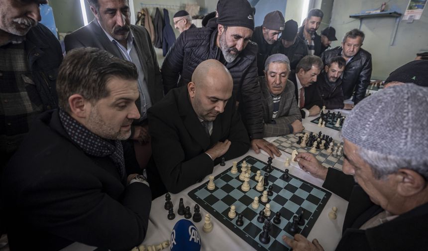 Erzurum'da satranç oynanan kahvehaneye federasyon başkanından ziyaret