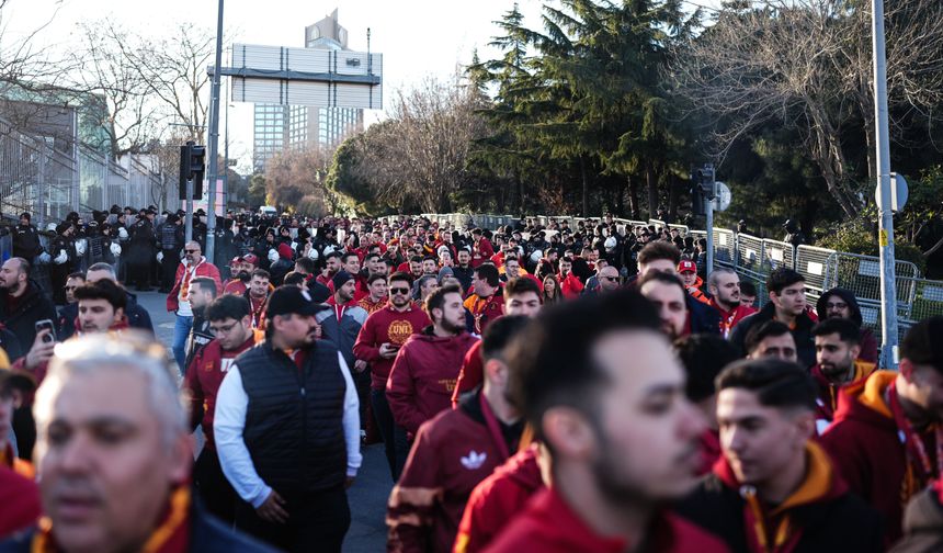 Galatasaraylı taraftarlar, Beşiktaş derbisi için Tüpraş Stadı'na geldi