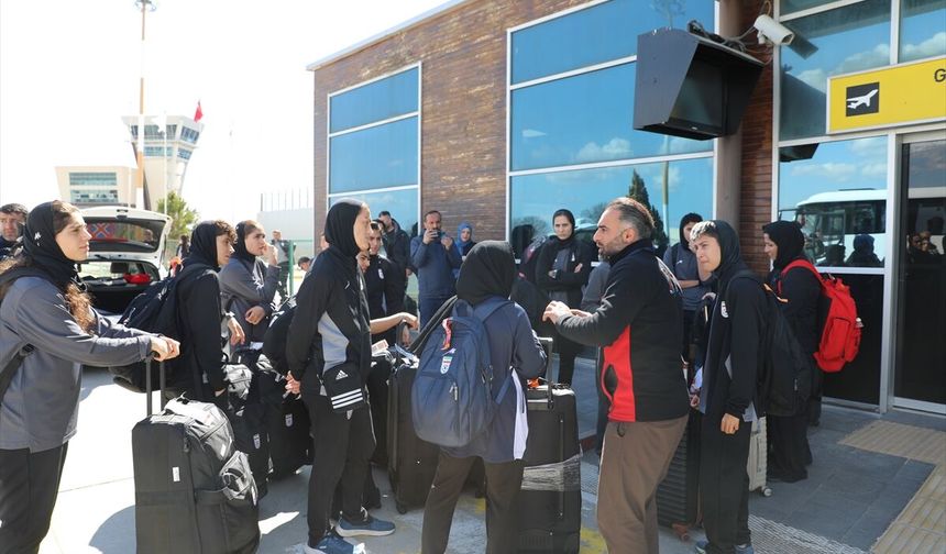 İran Kadın Milli Futbol Takımı kafilesi Gürbulak Gümrük Kapısı'ndan ülkelerine geçiyor