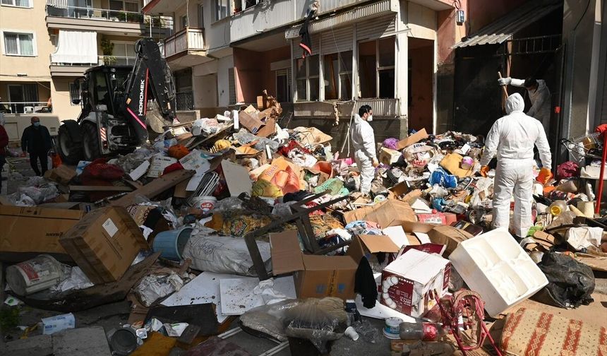 İzmir'de 2 katlı evden 12 kamyon çöp çıkarıldı