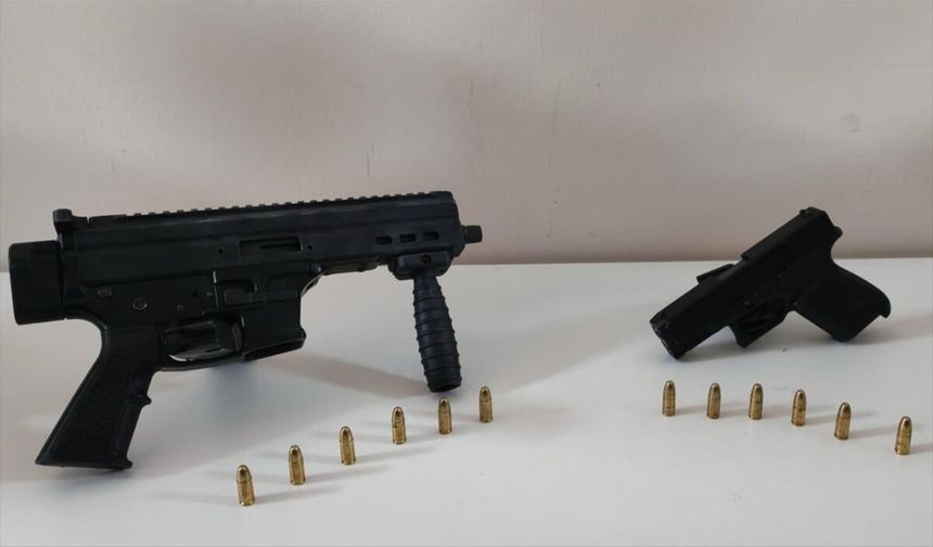 İzmir'de 2 kişiyi silahla yaralayarak 550 bin lirasını gasbeden 2 şüpheli tutuklandı