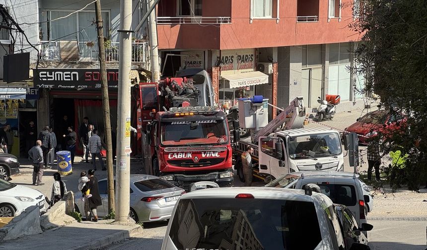 İzmir'de freni boşalan vincin 2 otomobili iş yerine sürüklemesi kamerada
