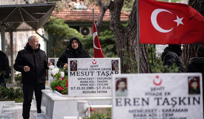 İzmir'de şehit aileleri bayramda yakınlarının kabirlerini ziyaret etti
