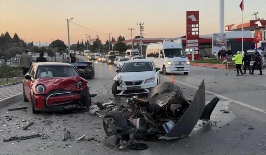 İzmir'de üç otomobilin karıştığı kazada 1'i çocuk 3 kişi yaralandı