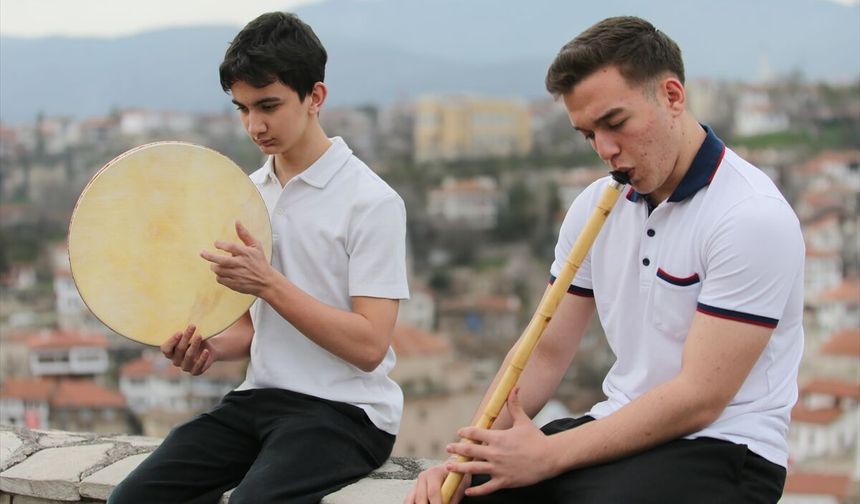 Lise öğrencileri geleneksel Türk müziğinin 'gönüllü kültür elçisi' oldu