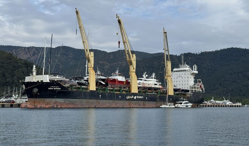 Marmaris'e kargo gemisiyle lüks motor yatlar getirildi