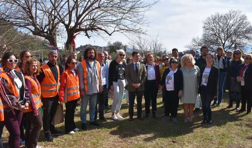 Marmaris'te Türk ve Alman kadınlar barış için zeytin fidanı dikti