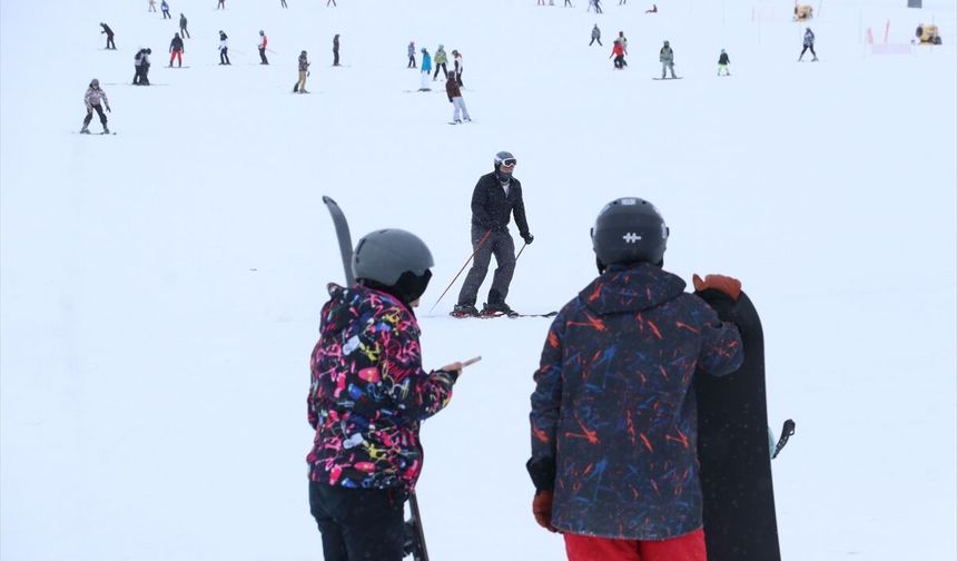Ramazan Bayramı'nın son gününde Erciyes'teki pistler kayakseverlerle doldu