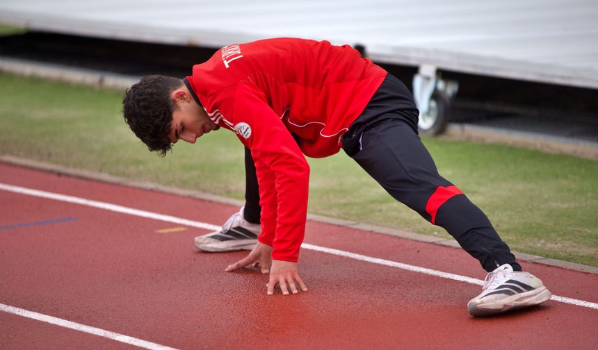 Rekortmen atlet Timur Er, ilk uluslararası madalyasını İtalya'da kazanmak için çalışıyor
