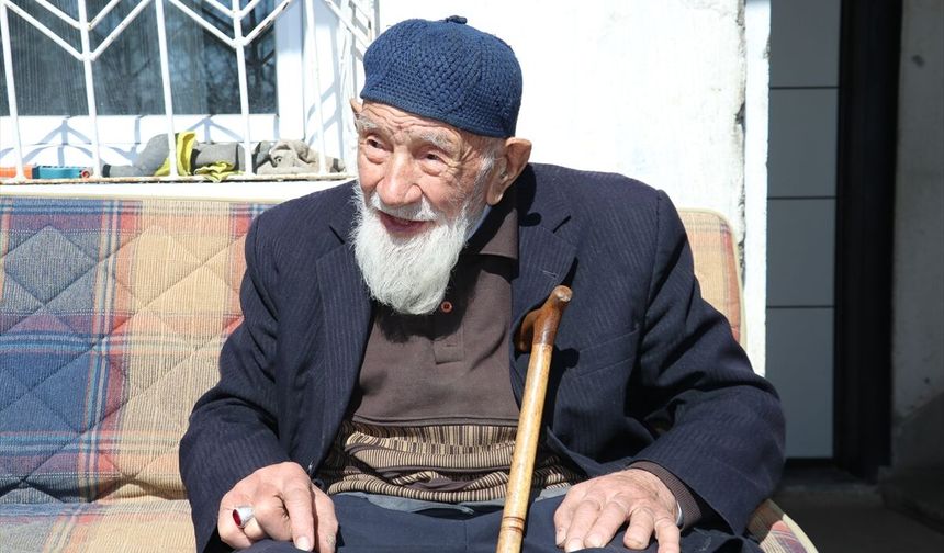 Sivas'ta yaşayan 99 yaşındaki 'Kaya dede' enerjisiyle dikkati çekiyor