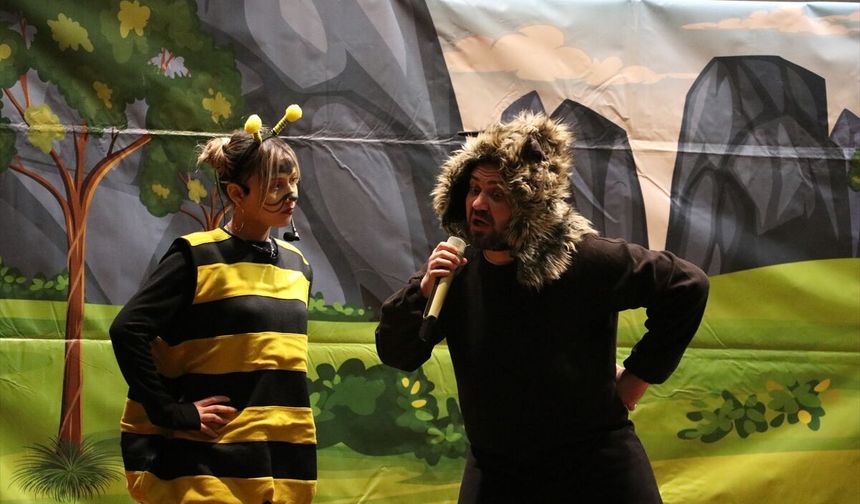 Tiyatrocu çift çocukların hayal dünyasına dokunmak için sahnede