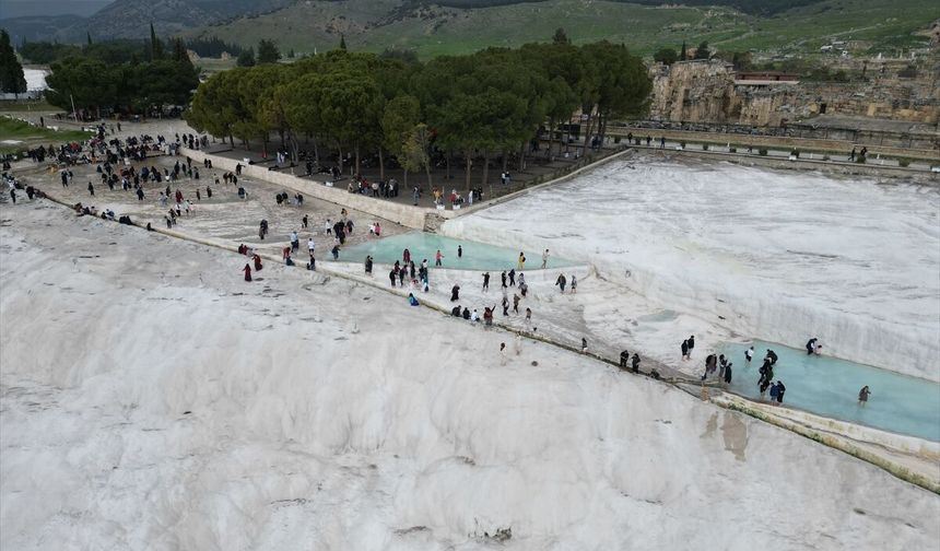 Turizm merkezi Pamukkale'de bayram yoğunluğu yaşanıyor