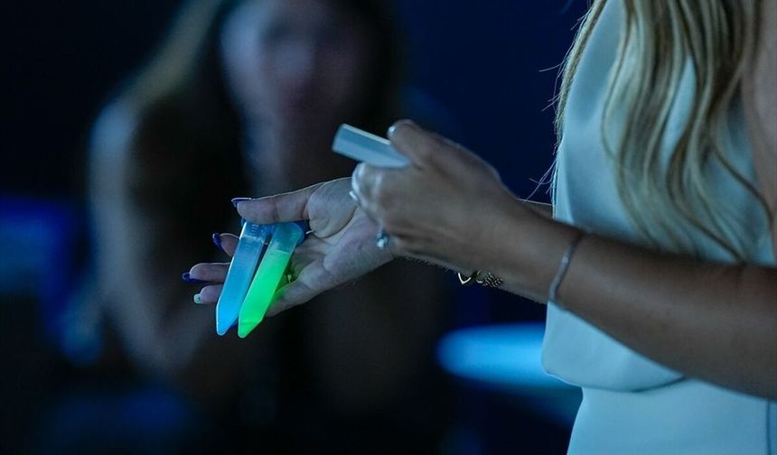 ÜRETİMLE GÜÇLENEN KADINLAR - Kadın girişimci 8 ülkede 'elektriksiz' aydınlatma çözümü sunuyor