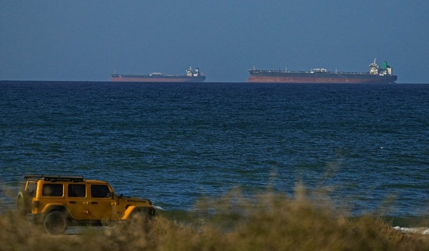 ABD-İran ateşkesi sonrası Hürmüz Boğazı'ndan ilk gemiler geçti