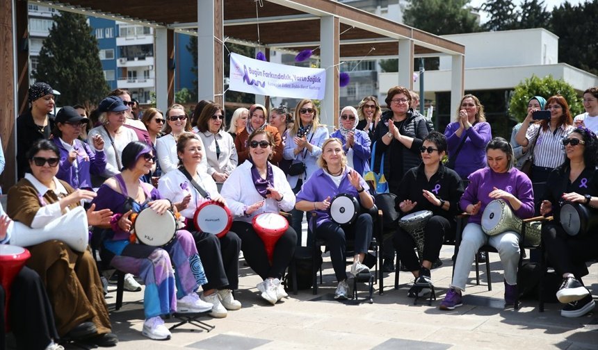 Adana'da kanser farkındalığı için gökyüzüne mor balonlar bırakıldı