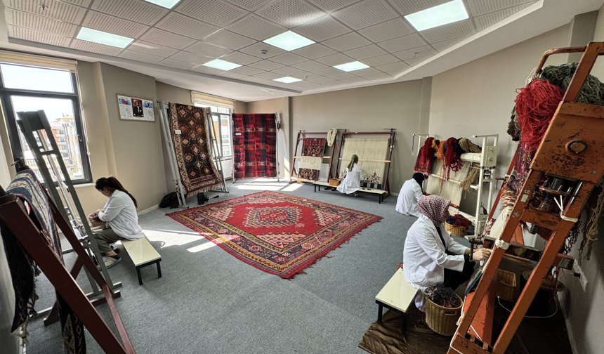 Atık ipler kadın eliyle sanata dönüşüyor