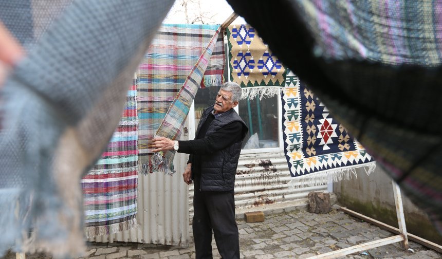 Atölyeye çevirdiği evinin garajında eşiyle atık kumaşları kilime dönüştürüyor